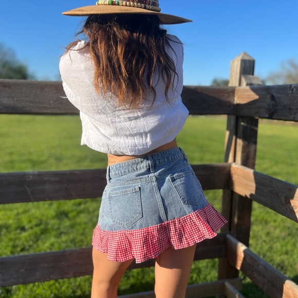 DAISEY DUKE DENIM MINI SKIRT SIZE MEDIUM - Picture 2 of 8